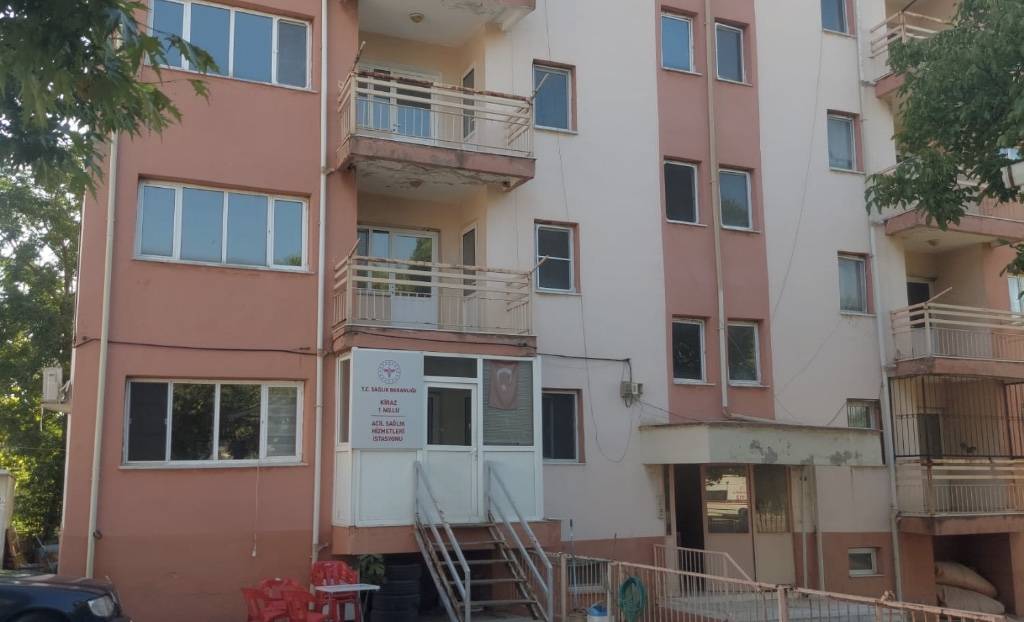 Kiraz Devlet Hastanesi Lojmanı Boşaltıldı: Aynı Binadaki 112 İstasyonu Neden Faaliyette? Kiraz Devlet Hastanesi bahçesinde bulunan lojman binası, depreme dayanıksız olduğu